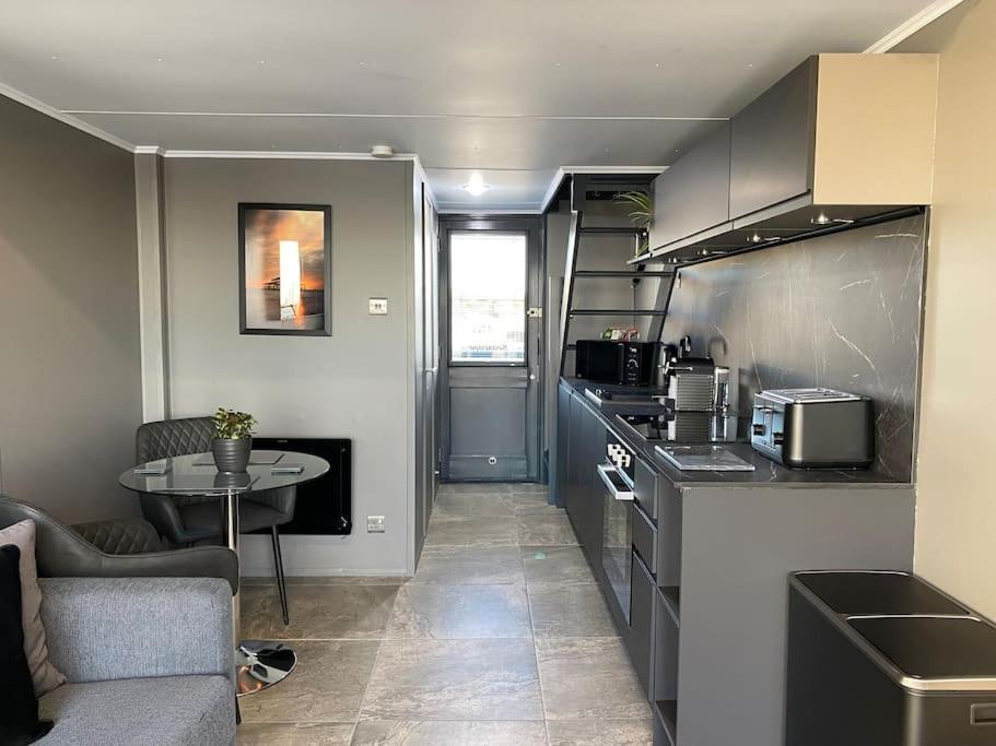 Seascape - Floating Home At Brighton Marina With Free Parking Buitenkant foto