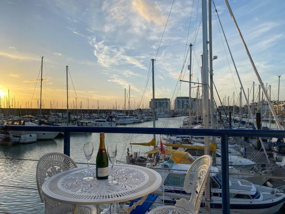 Seascape - Floating Home At Brighton Marina With Free Parking Buitenkant foto